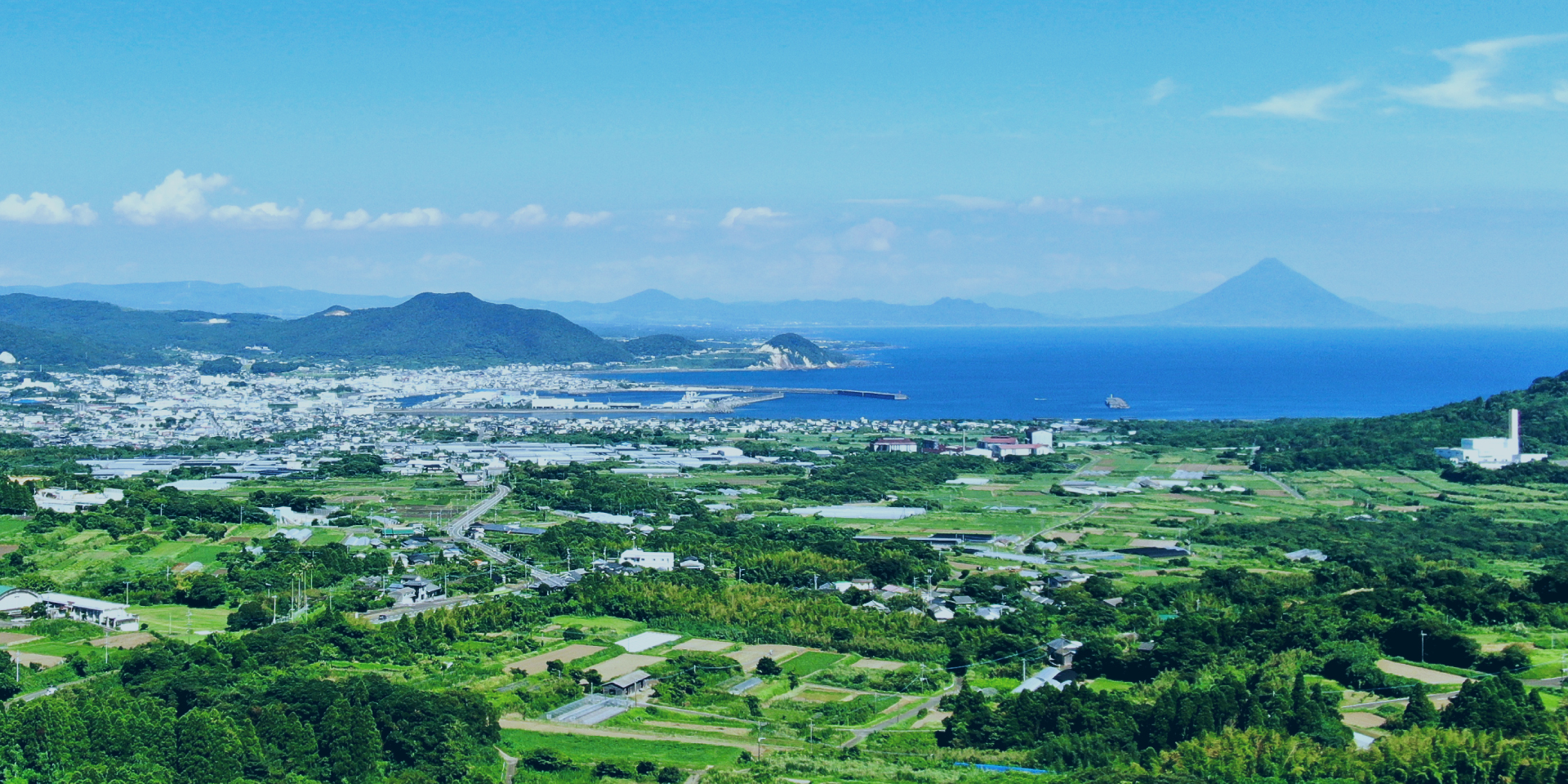 開聞岳を望む枕崎市の景観