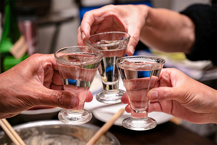 居酒屋やバルを巡って指宿グルメを楽しむ